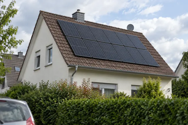 Zwölf Solarmodule auf einem Einfamilienhaus