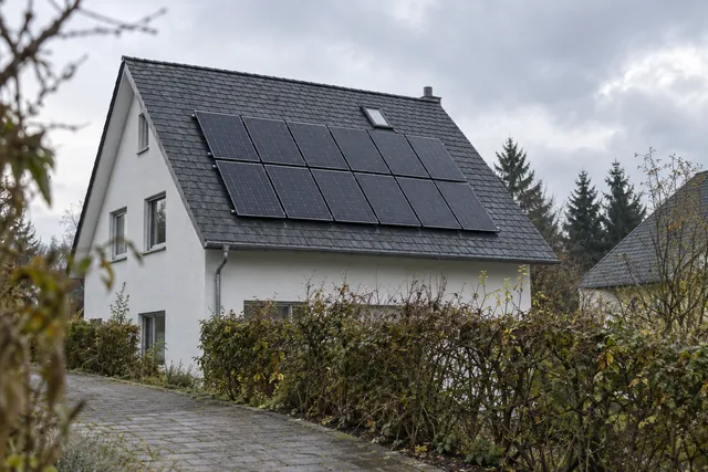 Photovoltaik auf dem dunklen Schieferdach