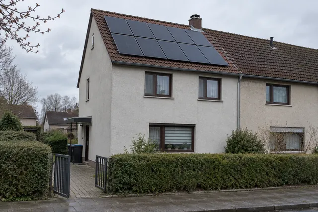 Zehn PV-Module auf Doppelhaushälfte