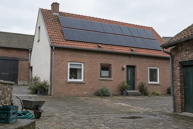 Photovoltaikanlage im ländlichen Innenhof