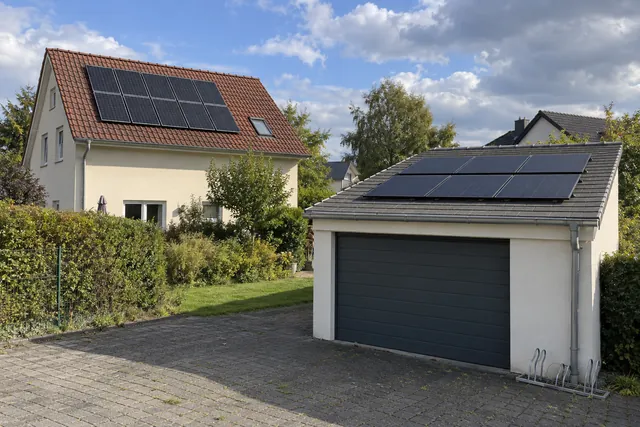 Getrennte Solaranlagen auf Haus und Garage
