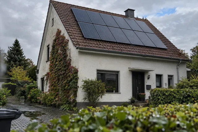 Zehn Solarmodule am nassen Wohnhaus
