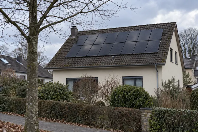 Winterliche Dachinspektion mit vierzehn Solarmodulen
